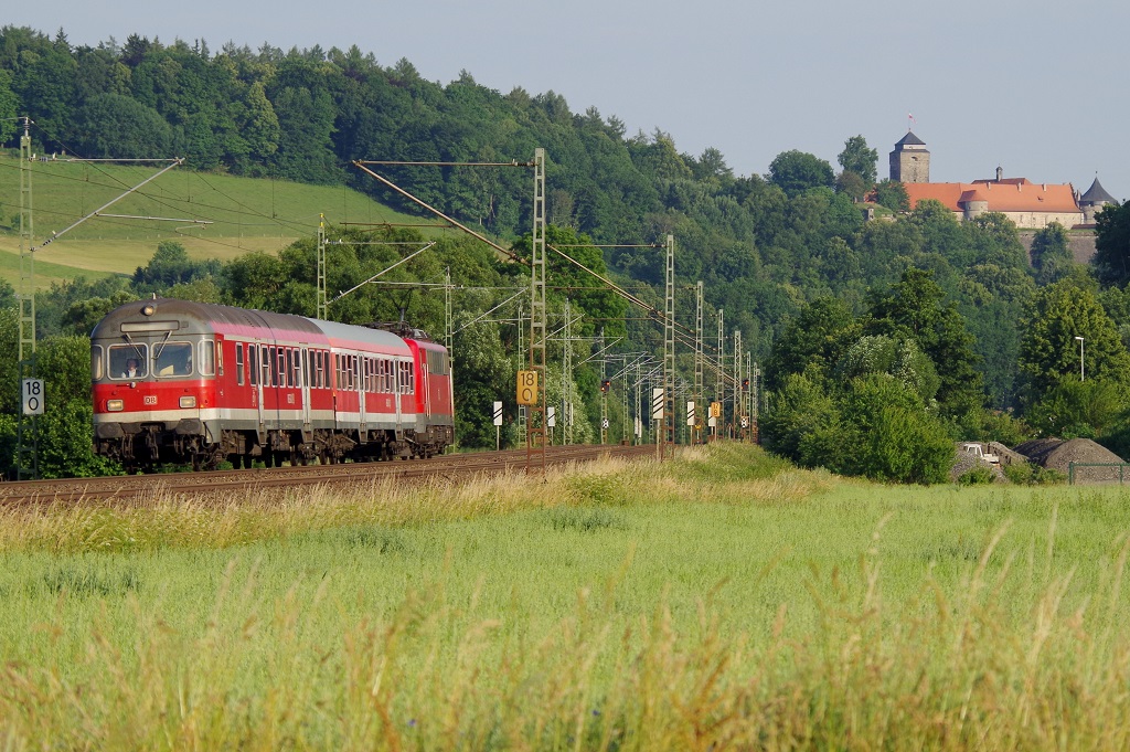 111 224 mit RB aus 2 n-Wagen am 08.07.2013 bei Kronach gen Saalfeld. 