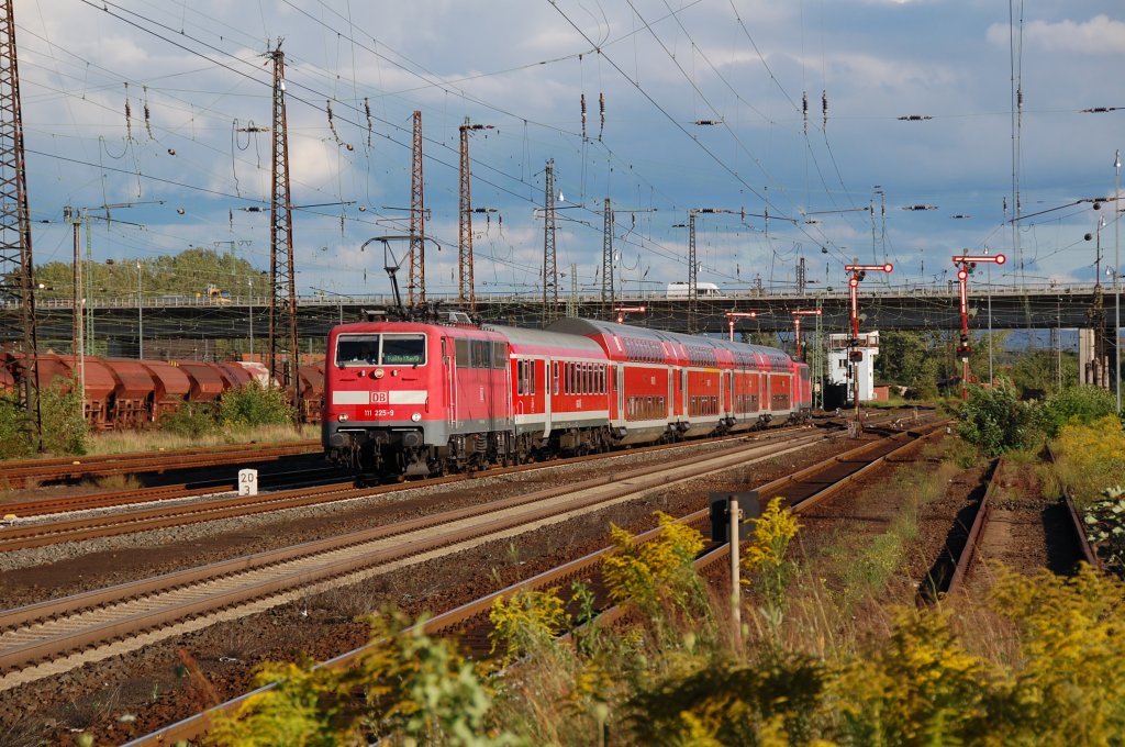 111 225-9 und schiebende Schwesterlok mit RE von Wrzburg nach Frankfurt (Main), am 05.09.2011 einfahrend Hanau Hbf.
