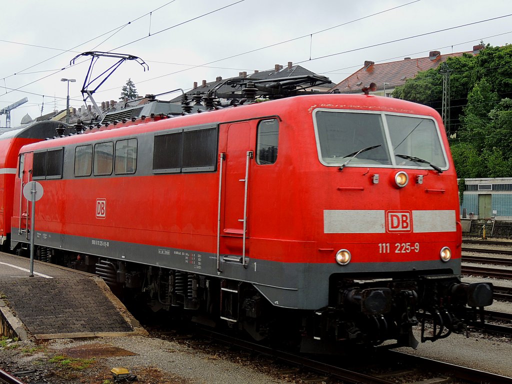 111 225-9 verlsst mit RE4065 Bahnsteig 6 von Passau Hbf; (Aufnahmestandort der um einiges lngere Bahnsteig5);120609