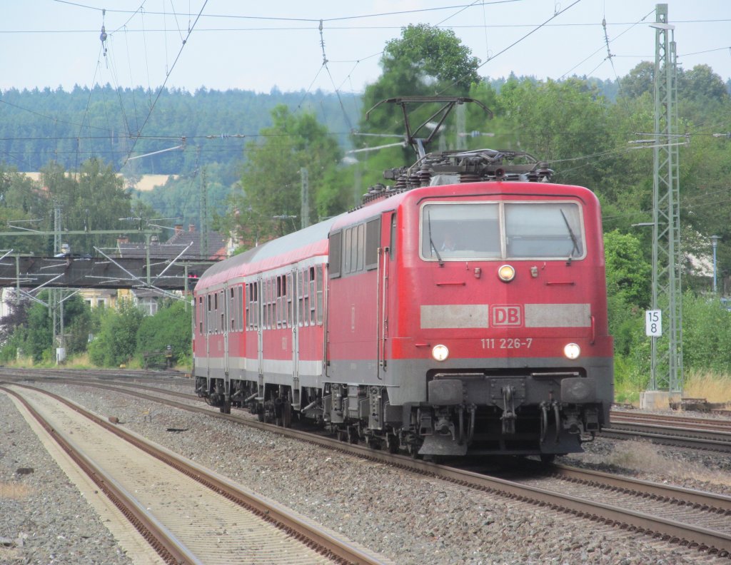 111 226-7 erreicht am 23. Juli 2013 mit einer Regionalbahn nach Bamberg den Bahnhof Kronach.