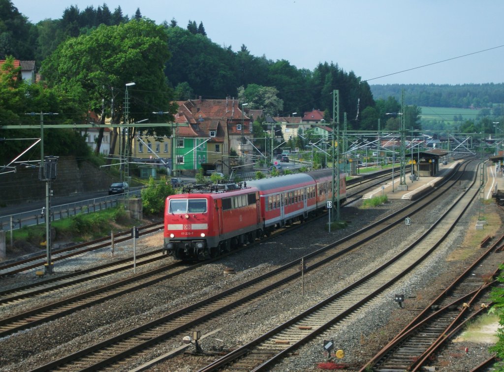 111 226-7 verlsst am 12. Juni 2013 mit einer RB nach Bamberg den Bahnhof Kronach Richtung Lichtenfels.