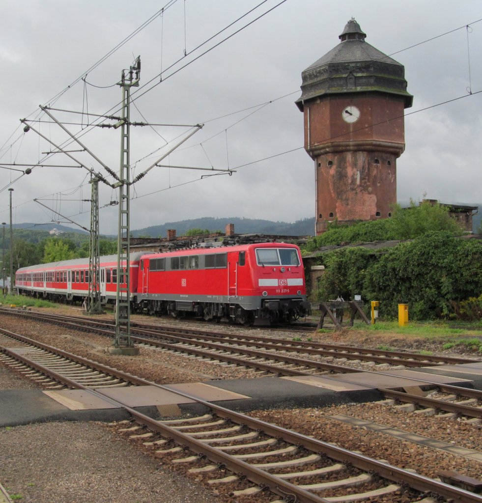 111 227-5 steht am 27. August 2012 mit einer n-Wagen Garnitur in Saalfeld abgestellt.