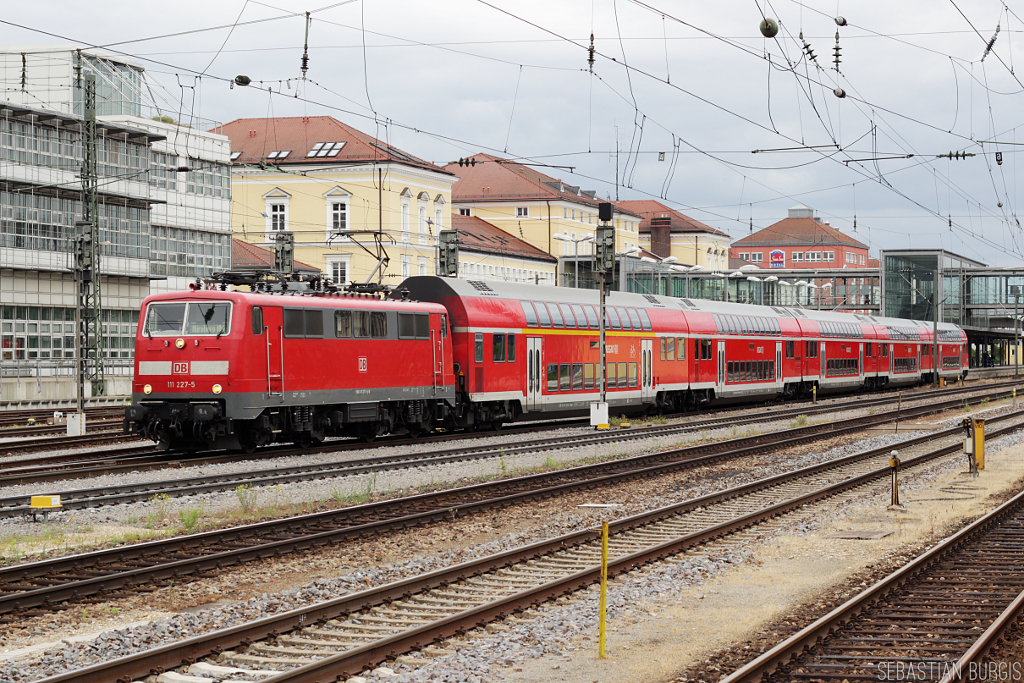 111 227-5 verl�sst Regensburg Hbf mit einem Regionalzug nach N�rnberg (30.05.2013)