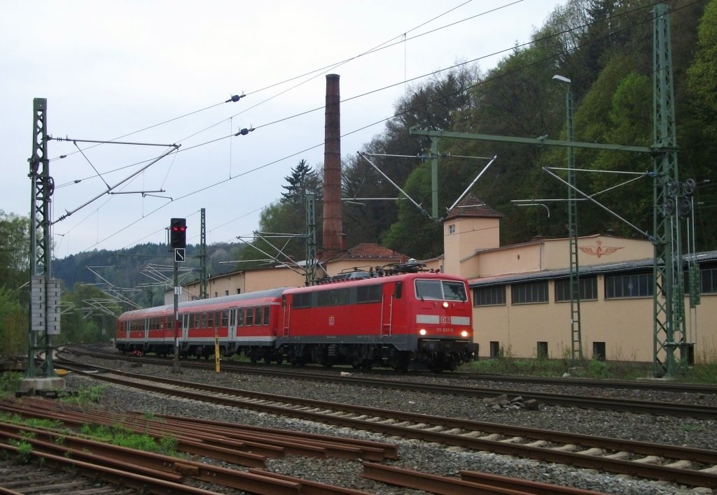 111 227 fhrt am 03. Mai 2013 mit RB 59368 nach Saalfeld(Saale) in Kronach auf Gleis 3 ein.