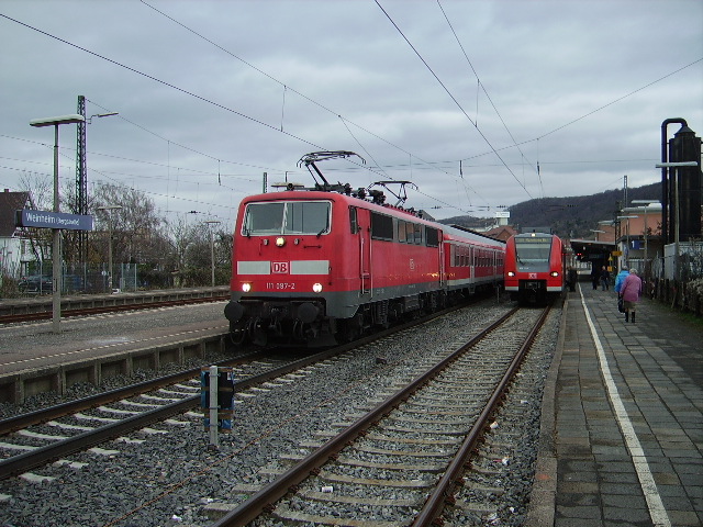 111 297-2 und 425 111-2 treffen sich am 05.02.11 in Weinheim Bhf  