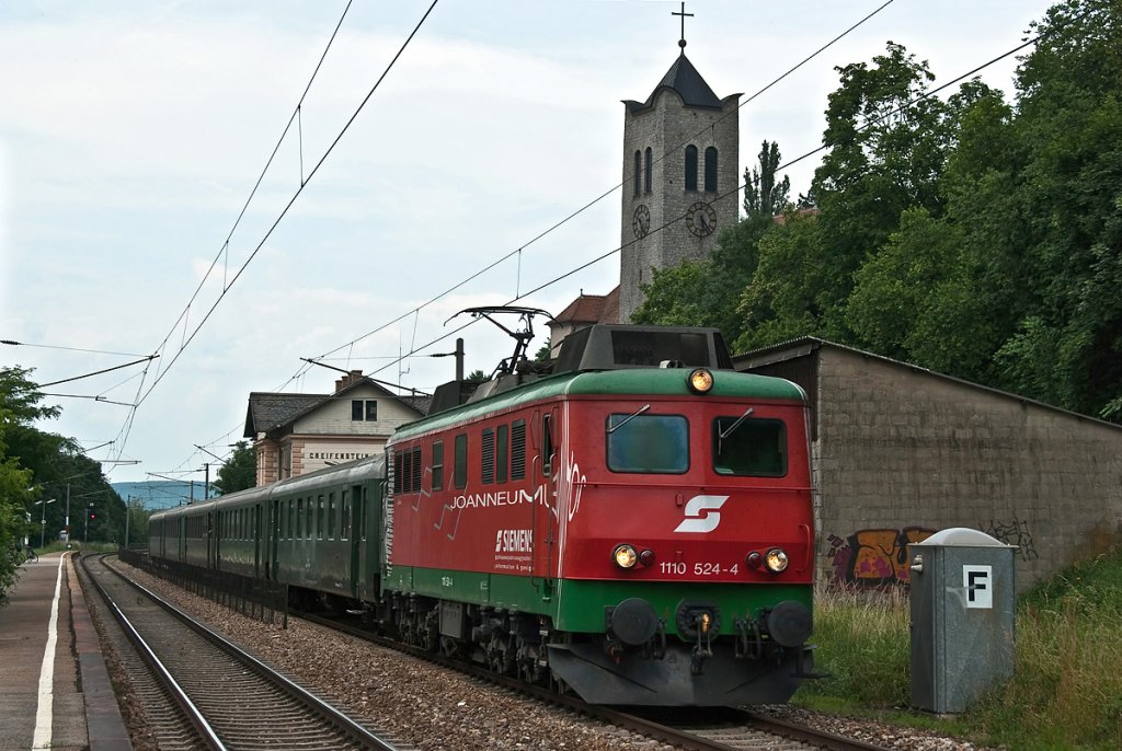 1110 524 mit dem E 16248 (Sonderzug Wien FJB - Melk) am 26.06.2010 in Greifenstein-Altenberg.
