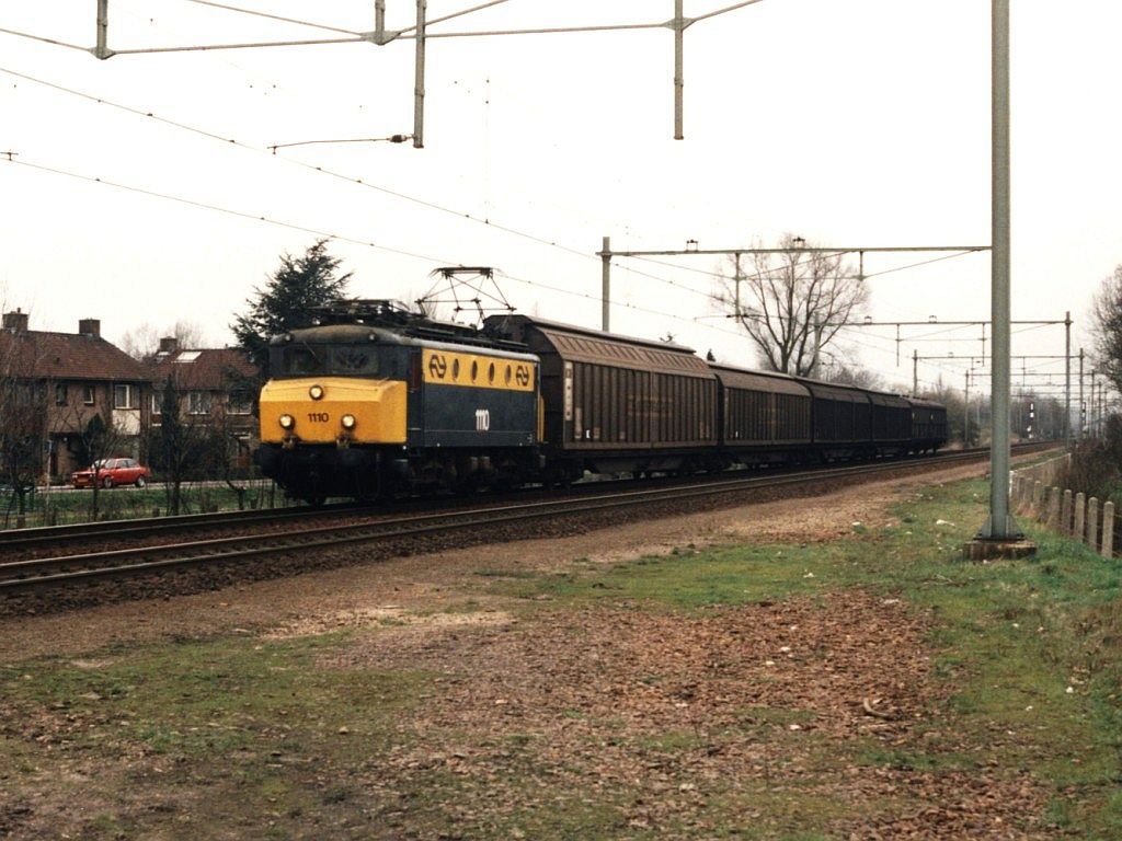 1110 mit Gterzug 59500 Arnhem-Nijmegen in Elst am 28-2-1995. Bild und scan: Date Jan de Vries.