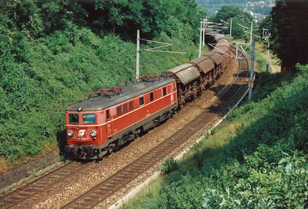 1110.006 fhrt mit G-60141 in Eichgraben/A. Richtung Wien.  16.7.1994