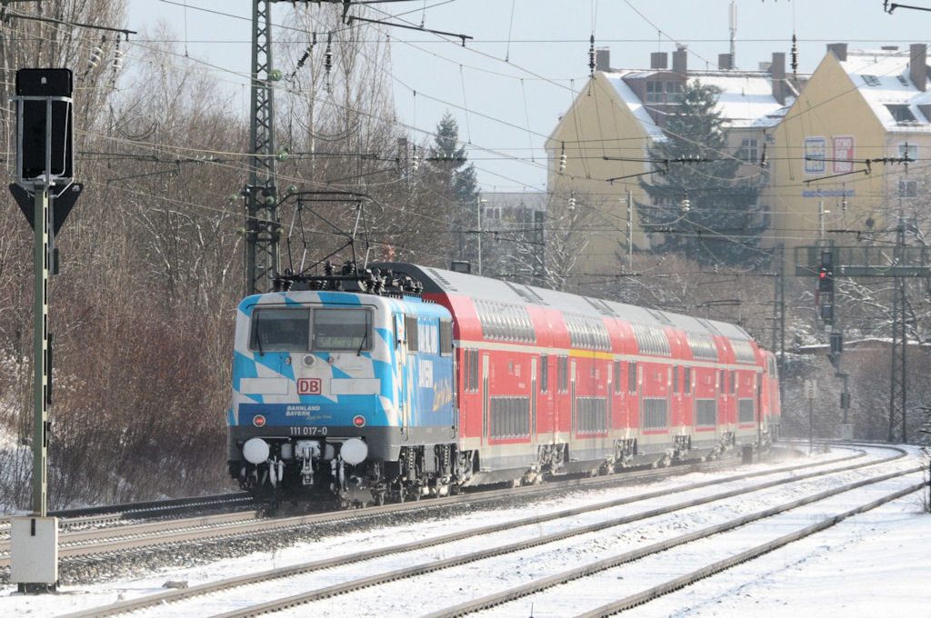 111017 schiebt zusammen mit 111 006 am 02.01.11 am Heimeranplatz die RE von Mnchen nach Salzburg