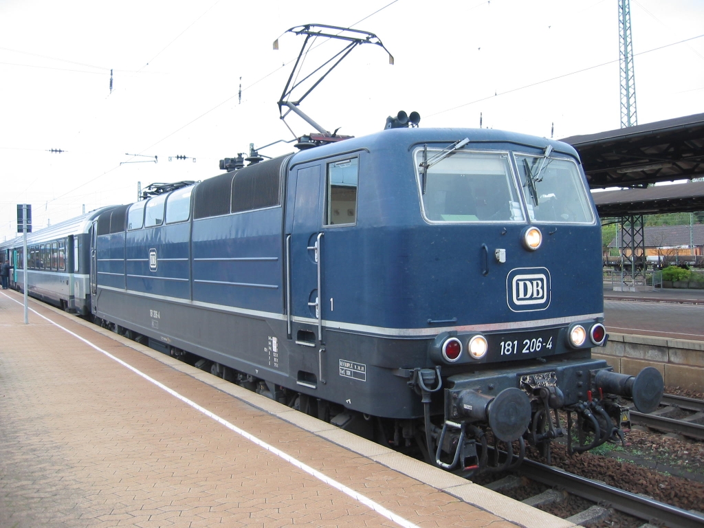 11/10/2004 findet 181 206-4 am Gleis 3 im Homburg (Saar) Hauptbahnhof.