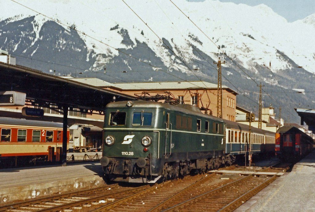 1110.28  mit  Saisonsonderzug  Innsbruck Hbf.  2.86