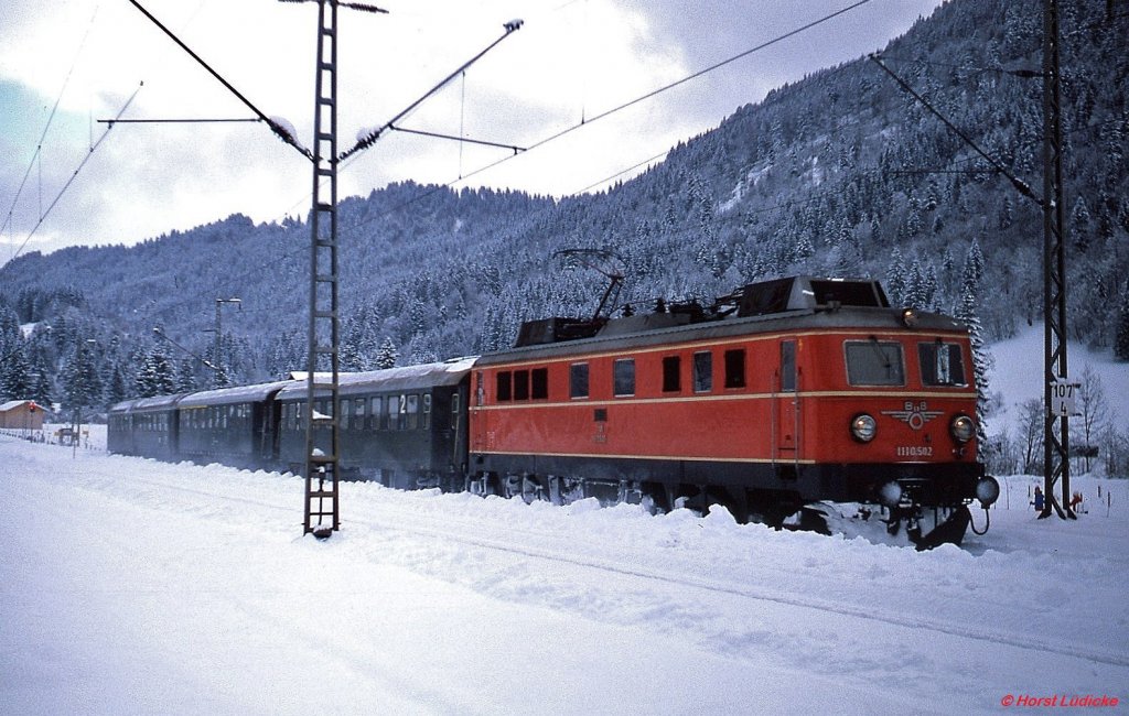 1110.502 ist im Januar 1980 auf dem Weg nach Garmisch-Partenkirchen, hier in Kaltenbrunn. Damals besa sie noch das schne alte BB-Emblem
