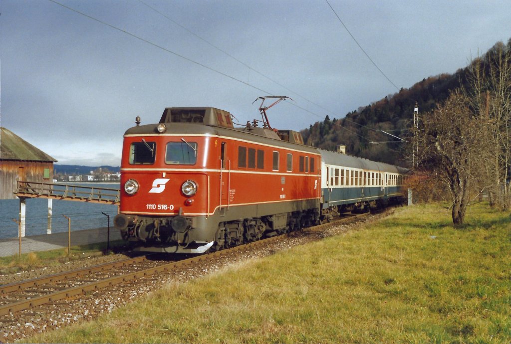 1110.516 mit E-463 fhrt den Bodensee bei Bregenz entlang. 26.1.88