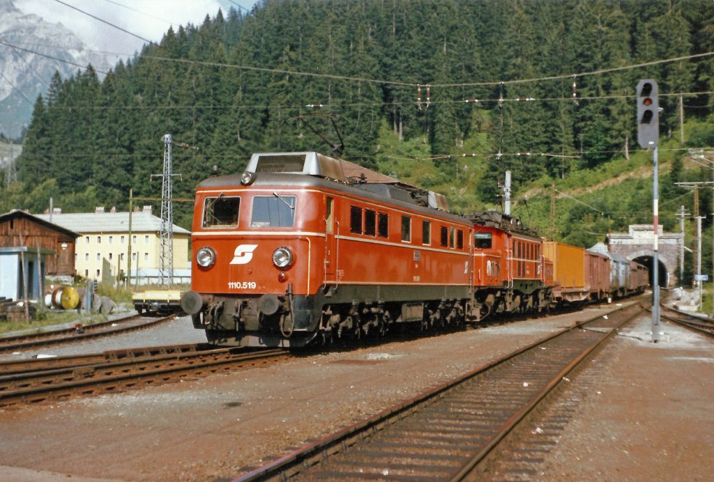 1110.519+1020 mit G43644 in Langen am Arlberg. Juli 1985 Bahnbilder.de