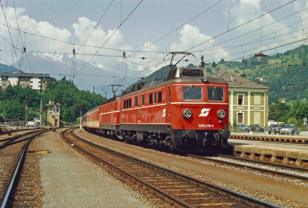 1110.519+1044.21 mit Ex-469  Arlberg-Express  bei der Einfahrt in Landeck. Sommer 1987
