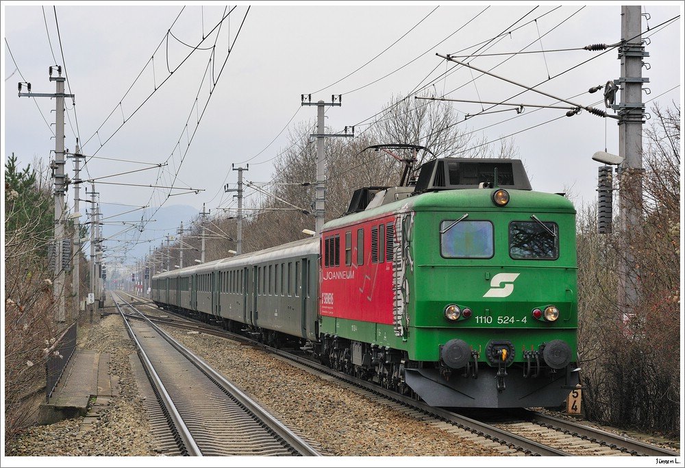 1110.524 mit SDZ E 16636 (Mdling - Zellerndorf), hier bei der Durchfahrt in Wien/Hetzendorf, 12.12.2009.