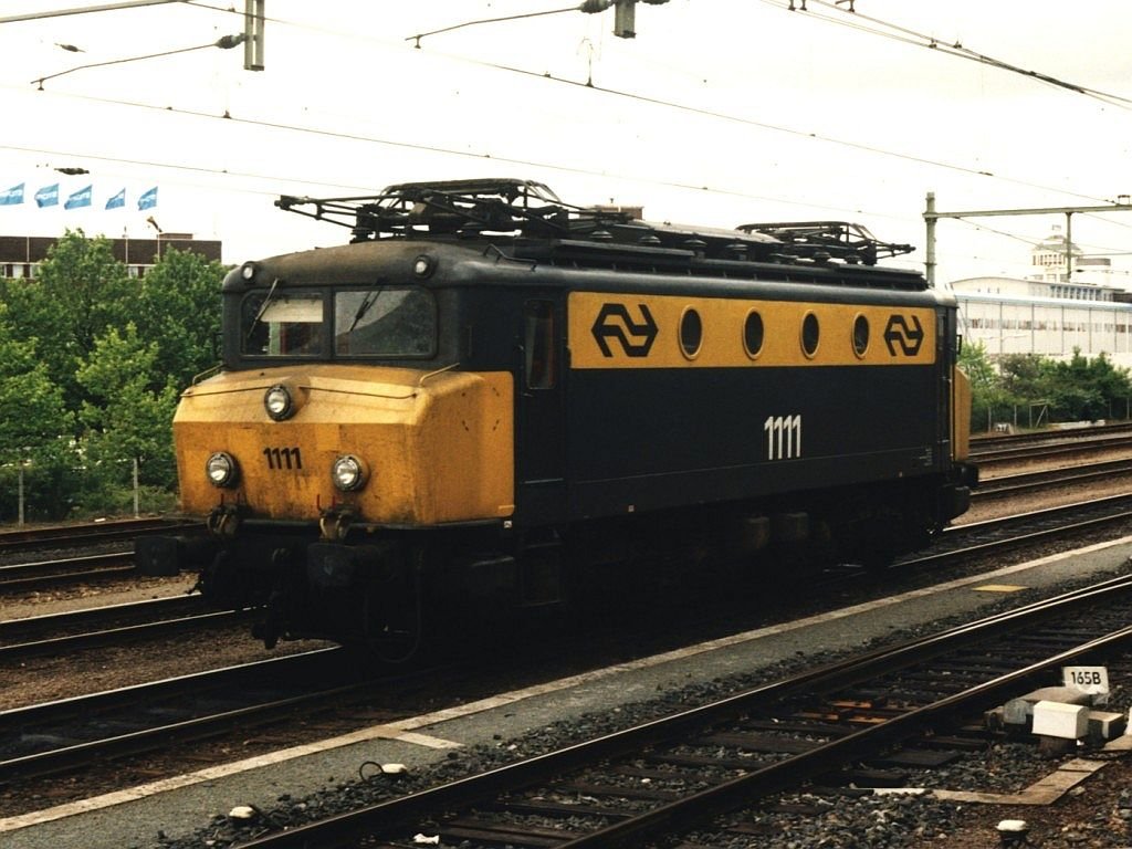 1111 auf Bahnhof Hengelo am 8-7-1996. Bild und scan: Date Jan de Vries. 