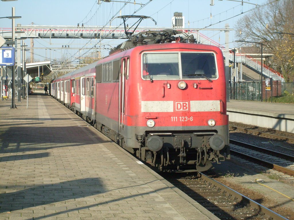 111123-6 hatte heute am 21.11 die Aufgabe den ganzen Tag zwischen Viersen und Venlo zu pendeln. Dies war ntig, da der Zuglauf wegen Bauarbeiten in Viersen gebrochen wurde.