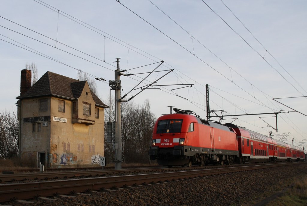 11.12.11 182 001-8 fhrt mit RE 37410 aus Cottbus in Neustadt/Dosse am Wrterstellwerk 3 Richtung Wittenberge aus. 
Nachtrag 1/2013: Das Stw wurde inzwischen abgerissen.