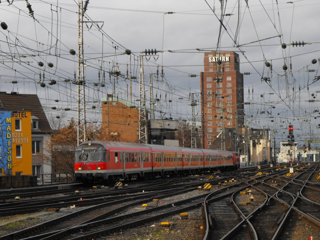 (11.12.2009) 218 424 schiebt den RE 12 aus Trier in den Klner Hbf