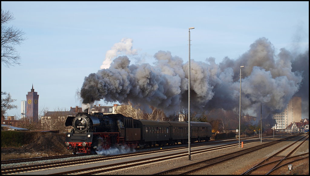 11.12.2011. 35 1097, alias BR 23.1, mit Sonderzug nach Schwarzenberg im Erzgebirge bei Chemnitz-Sd.