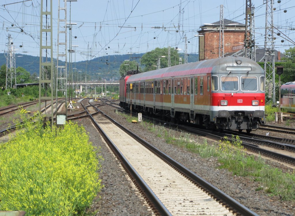 11:13 Ein Karlsruher Steuerwagen am Ende einer RB nach Saalfeld (Saale) wird von Baureihe 143 938-9 aus dem Bahnhof Bamberg gezogen.