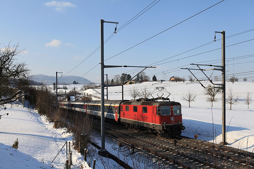 11149 in Zeihen kurz vor dem Scheitelpunkt der Bzberglinie, 03.02.2012, IR 1969.