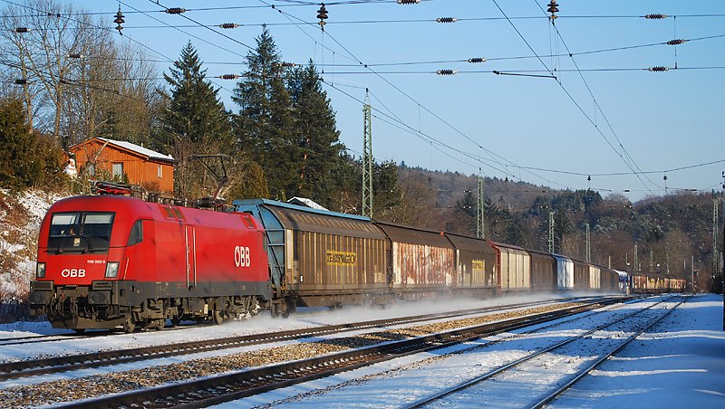 1116 002 mit Audi Gterzug 47126 auf dem Weg von Gyr nach Ingolstadt bei der Durchfahrt in Tullnerbach-Pressbaum am 27.1.2010.