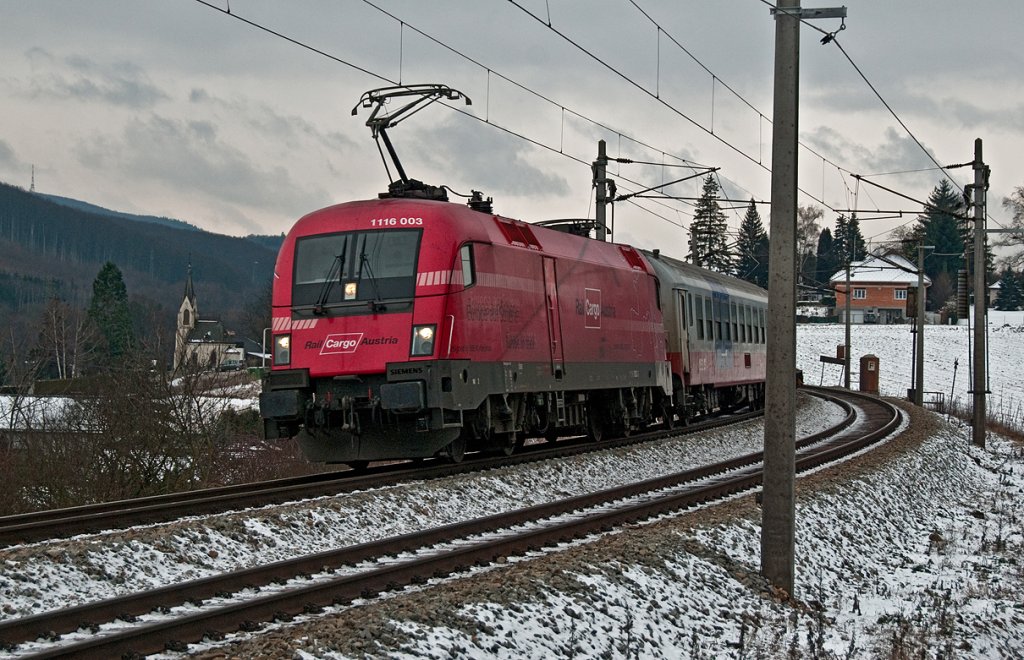 1116 003 befrderte am 03.01.2010 eine (leere) rollende Landstrae (Zug 41311) Richtung Wien. Die Aufnahme entstand in Drrwien.