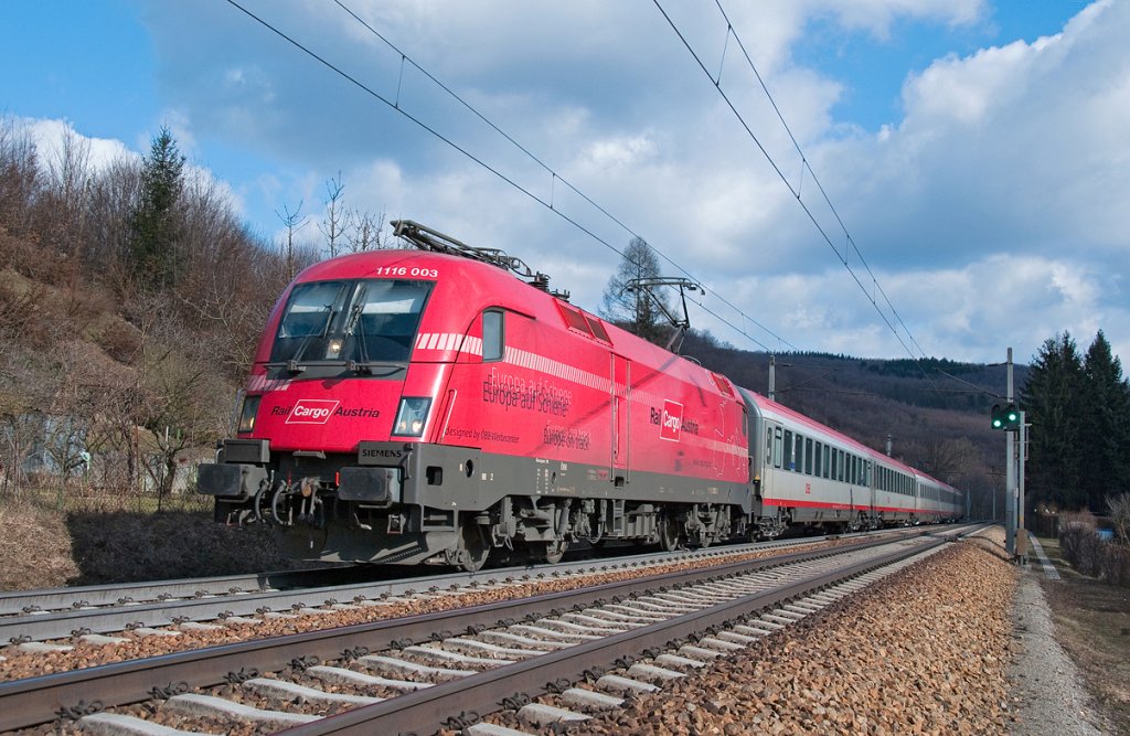 1116 003  Rail Cargo Austria  mit OIC 862 auf dem Weg nach Salzburg. Unter Tullnerbach, am 05.03.2010.


