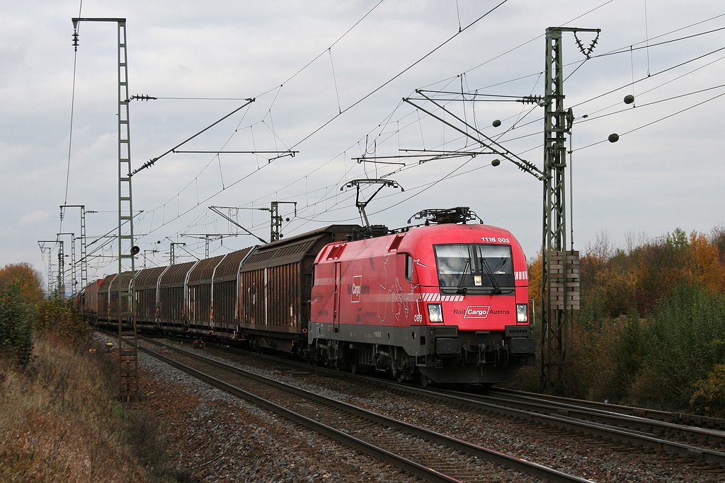 1116 003 RCA mit einem Audi Zug am 03.11.2009 bei Obertraubling.