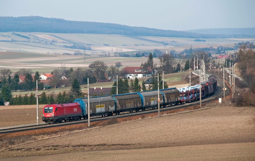 1116 004  Flou  brachte am 19.03.2010 den Audi Zug Richtung Westen. Die Aufnahme entstand kurz nach Neulengbach.