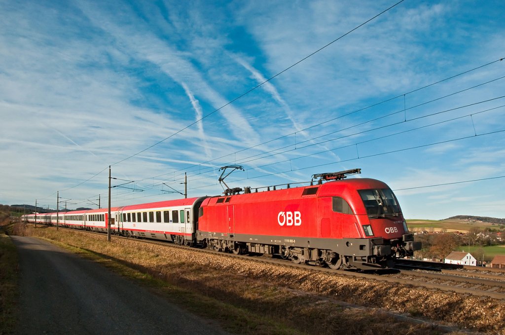 1116 005 ist mit Intercity 541 von Salzburg nach Wien unterwegs. Die Aufnahme entstand am 13.11.2010 kurz vor Neulengbach.