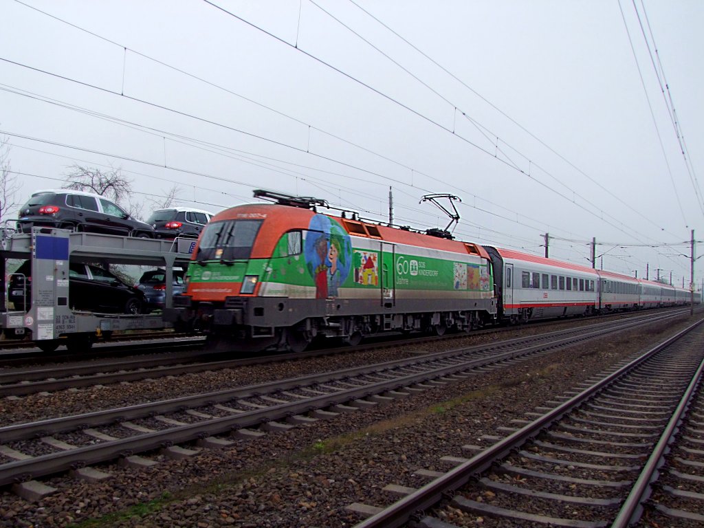 1116 007-4 SOS-Kinderdorf  berholt mit OIC640(Joseph Haydn) am trben Dezembernachmittag einen VW-Ganzzug in Redl-Zipf;091207