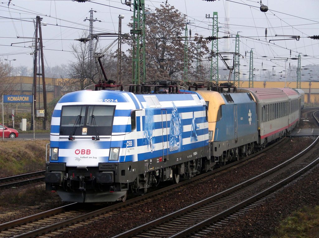 1116 007 (EM Lok Griechenland) + 1047 007 (heute als 470 007) mit EC46 bei Komrom in Richtung Wien. 09.12.2007.