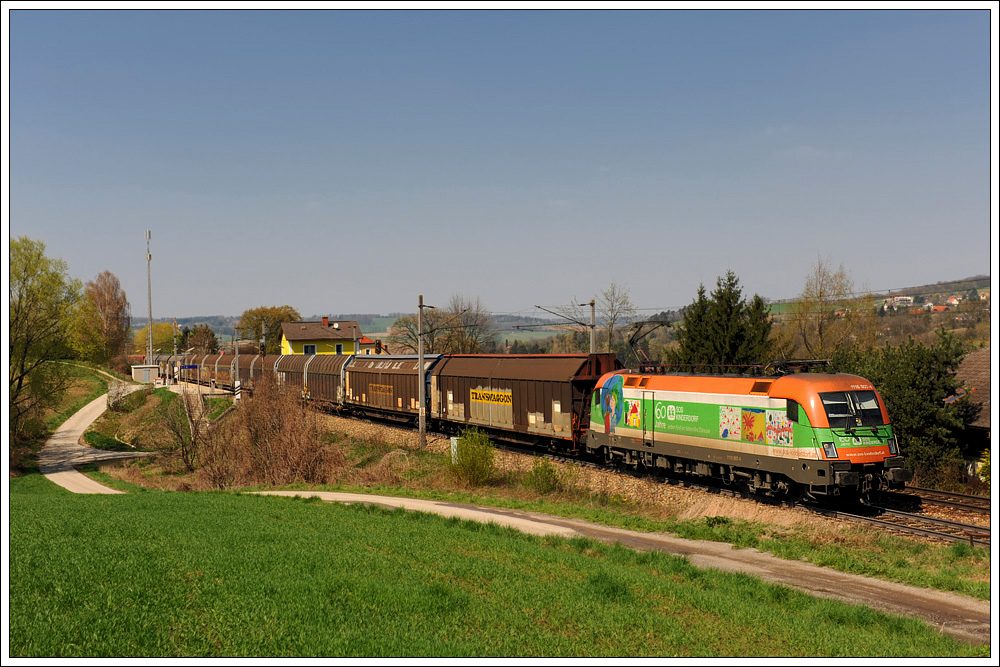 1116 007 mit dem Audizug 47113 von Ingolstadt nach Győr, der im Block nach dem R4C/LTE Zug kam, machte ich an der gleichen Stelle in Hofstatt, mit leicht verndertem Stanpunkt. Da die Maschine ungarntauglich ist, bespannt sie den Zug brigens durchgehend von Ingolstadt nach Győr. Hofstatt an der Westbahn am 17.4.2010.