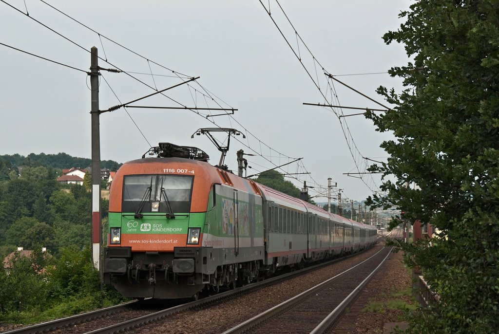 1116 007  SOS-Kinderdorf  mit OEC 765 kurz vor Neulengbach Stadt. Die Aufnahme entstand am 31.07.2010.