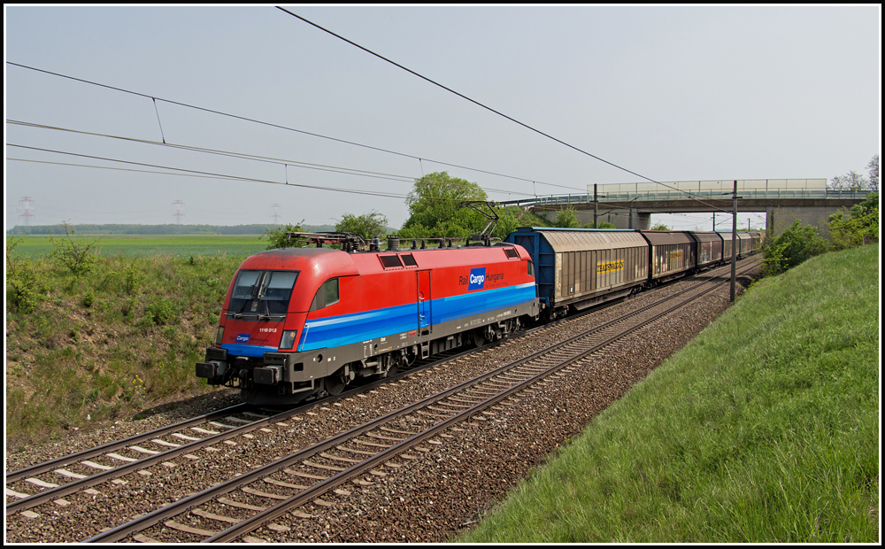 1116 013 hatte am 01.Mai 2013 die Ehre den Audi-Zug GAG 47126 von Hegyeshalom nach Passau zu bespannen. Aufgenommen wurde das Gespann kurz nach Gramatneusiedl.