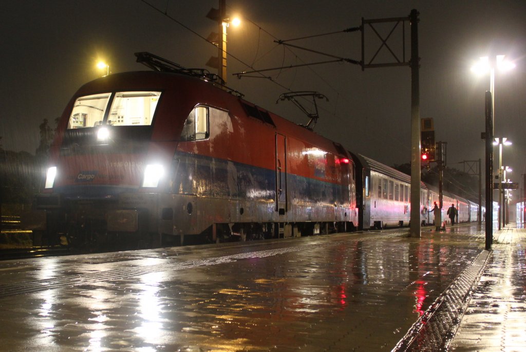 1116 013 RCH bei einem unbefristeten lngeren Aufenthalt im Bahnhof Wien Meidling (Mi) mit dem D 347  Dacia  von Wien Westbahnhof (Ws) nach Bucuresti ber Budapest-Keleti pu, mit Kurswgen nach Beograd und Sofia; am 12.10.2011