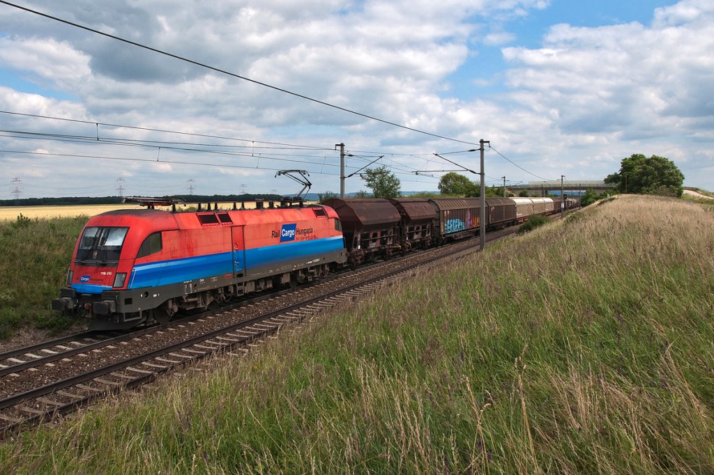 1116 015  Rail Carge Hungaria , befrdert einen Gterzug in Richtung Wien. Die Aufnahme entstand am 27.06.2013, nachmittags zwischen Gramatneusiedl und Himberg.