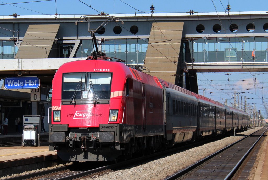 1116 016 im neuen Outfit der RailCargoGroup mit dem ber Traun (T) umgeleiteten OIC 866 von Wien Westbahnhof (Ws) nach Landeck-Zams (Le), hier zum sehen im Bahnhof Wels (We); am 18.05.2013