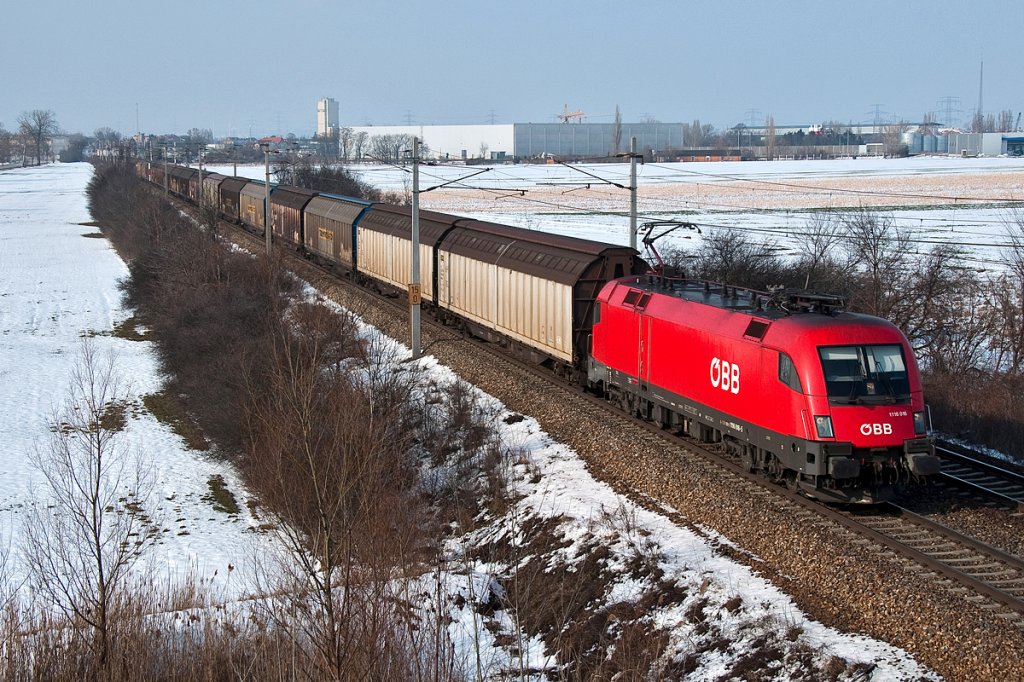 1116 016, unterwegs mit einem Ganzzug Richtung Osten. Die Aufnahme entstand am 16.02.2013 zwischen Himberg und Gramatneusiedl.