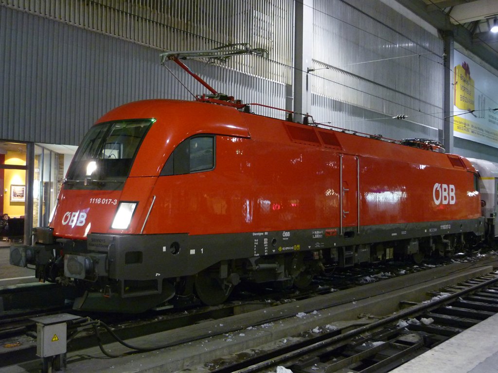 1116 017-3 mit Eurocity 110 aus Klagenfurt Hauptbahnhof, zum ersten mal nach Ihrem Unfall in Ungarn  zu besuch im Mnchner Hauptbahnhof. 