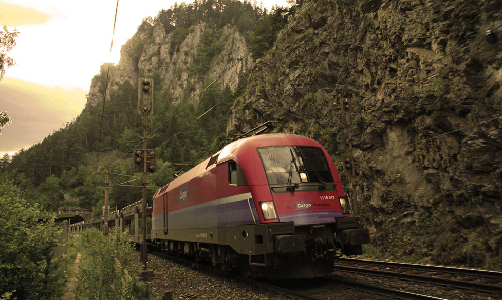 1116 017  Rail Cargo Hungaria  mit einem leeren Autotransportzug zwischen kurz vor Breitenstein am Semmering. Aufgenommen am 19. Juli 2013