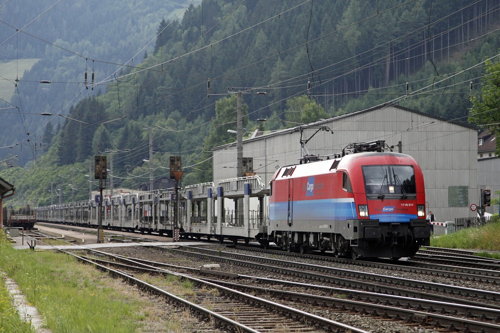 1116 017 zieht am 19.07.2013 einen Gterzug durch Wartberg im Mrztal.