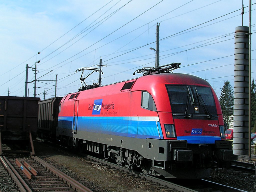 1116 018-1(Rail-Cargo-Hungaria) wird mit dem  Audizug  aufgrund von Gleisbauarbeiten im Bahnhofsbereich Marchtrenk auf das Bahnsteiggleis umgeleitet;110303