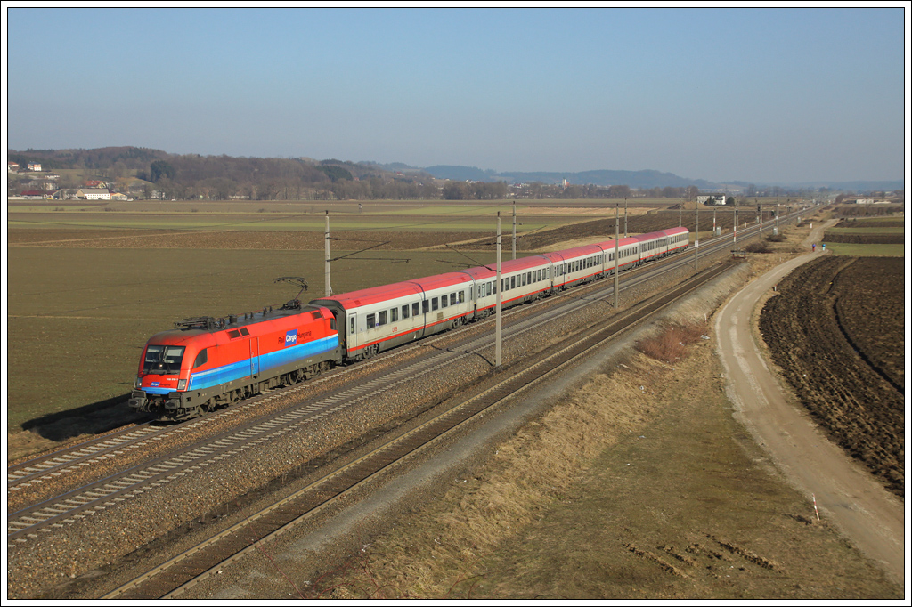 1116 018 am 9. Februar 2011 mit dem OIC 642 bei Amstetten.