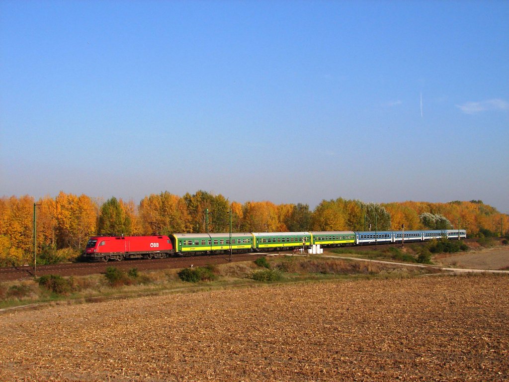 1116 018 mit IC 924 n�he Kom�rom bei herbstlichen Stimmung. 20.10.2012.