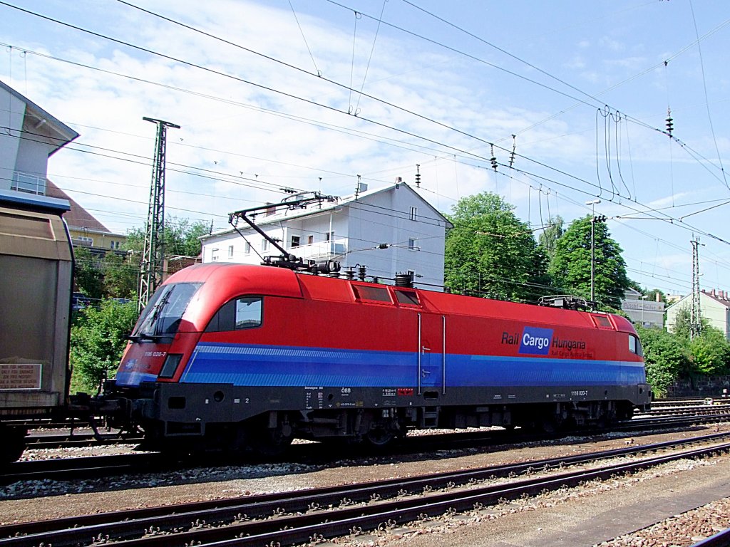 1116 020-7  RailCargoHungaria  zieht den  AudiZug  bei Passau nach Deutschland;110616