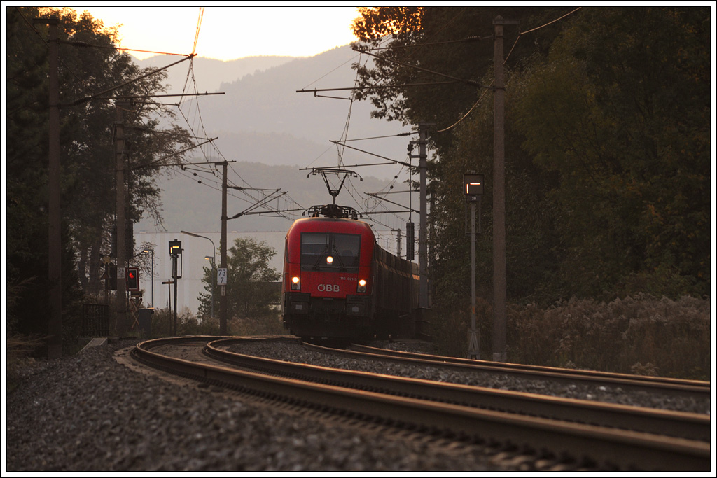 1116 021 am 18.10.2011, aufgenommen kurz nach dem Bahnhof Gloggnitz.